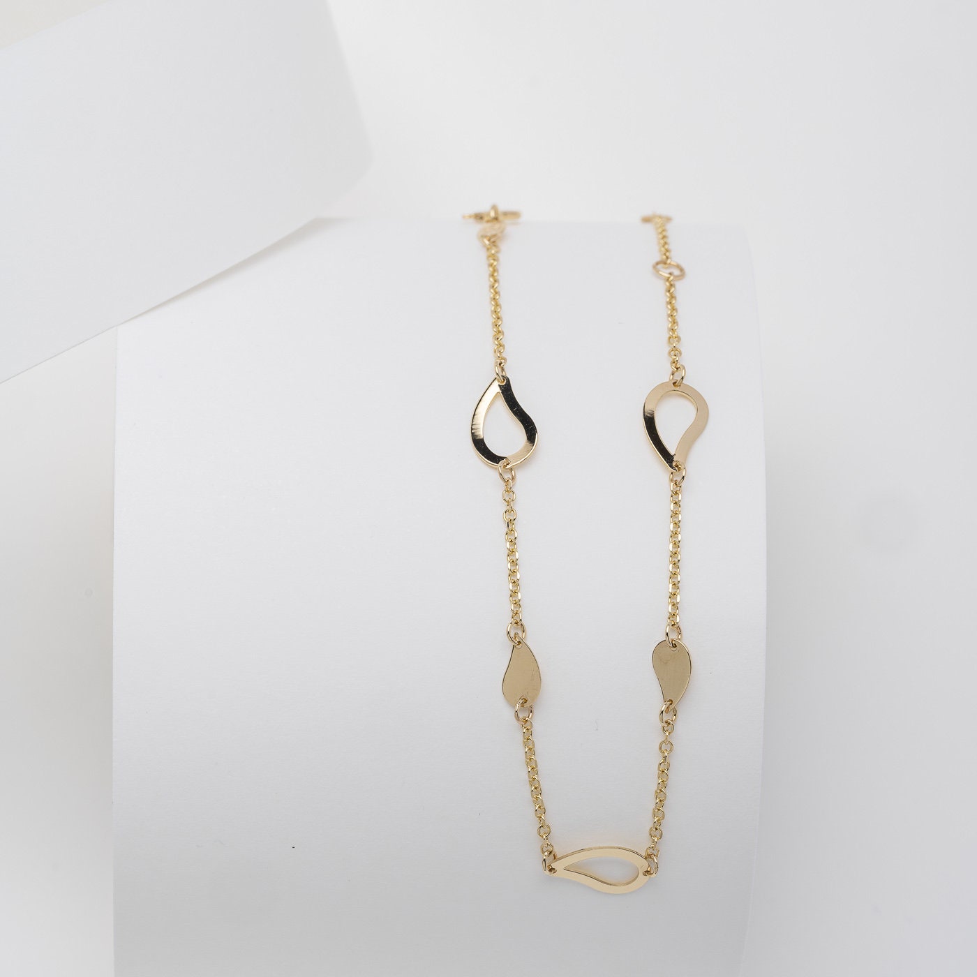 chain bracelet with leaves in 14k sold gold