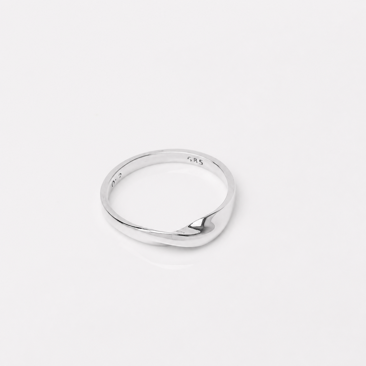 14k white gold mobius ring in white background