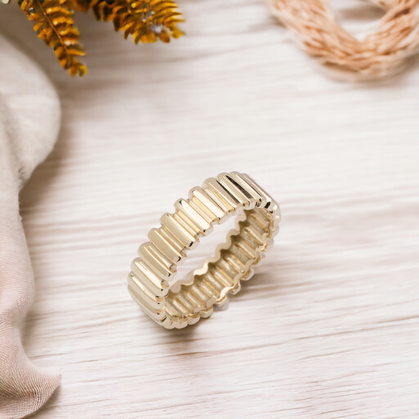 Handcrafted ribbed ring in 14k gold for women.