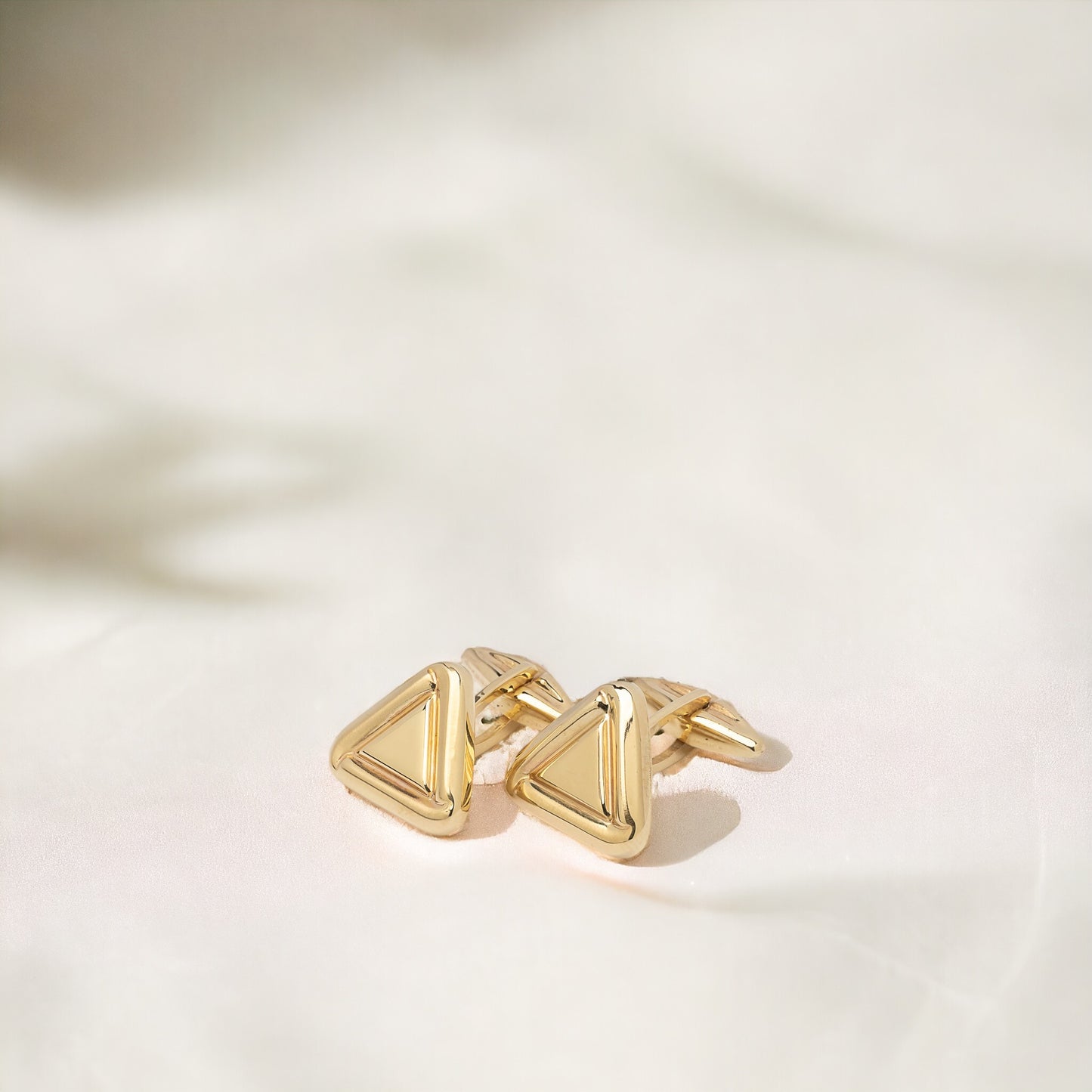 Triangle cufflinks in solid 14K yellow gold.