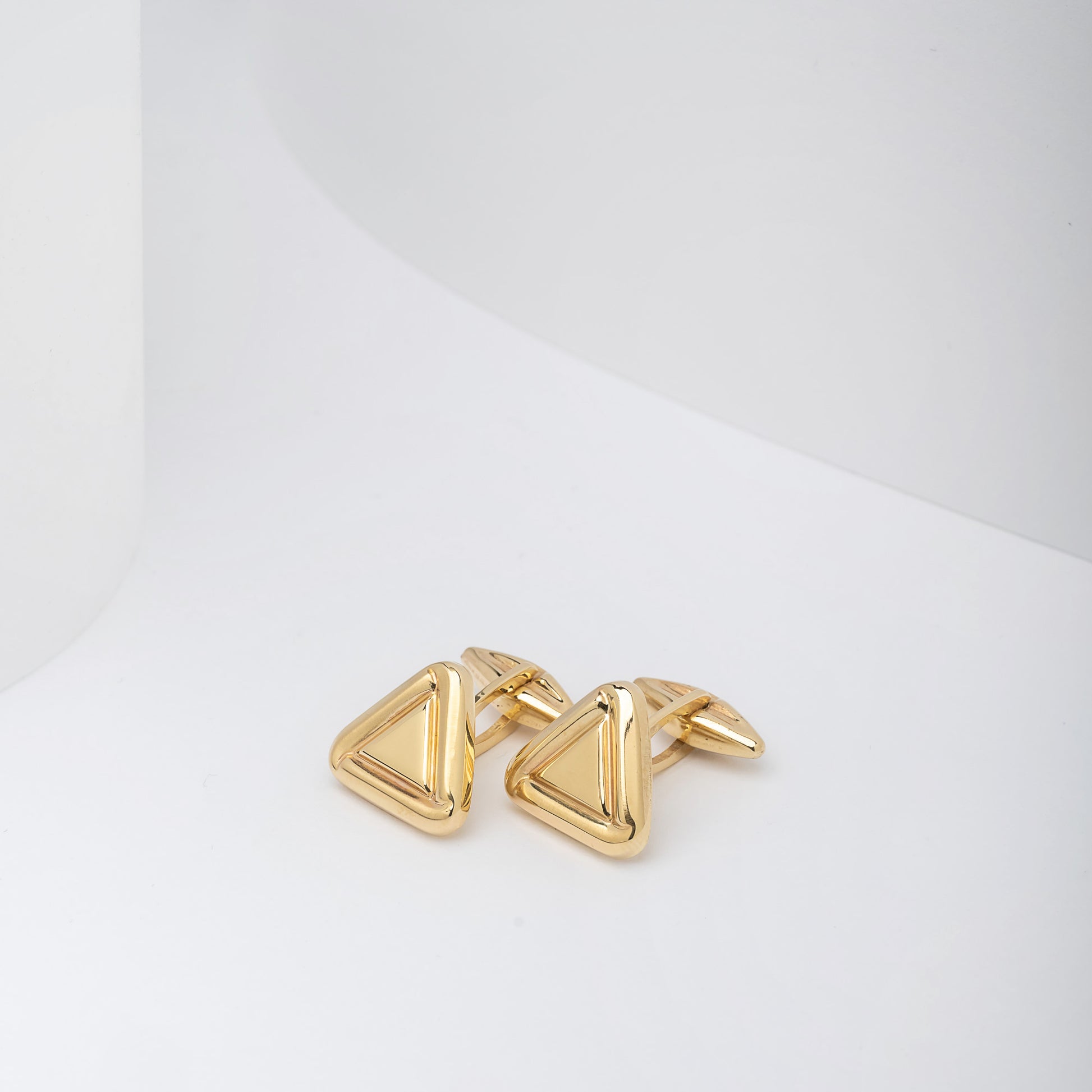 Triangle cufflinks in solid 14K yellow gold.