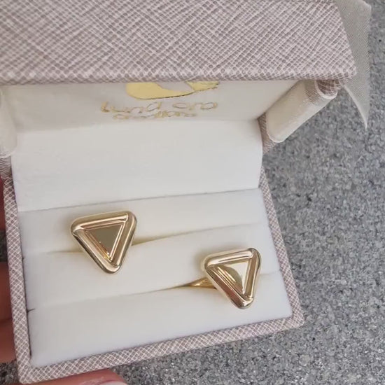 Triangle cufflinks in solid 14K yellow gold.