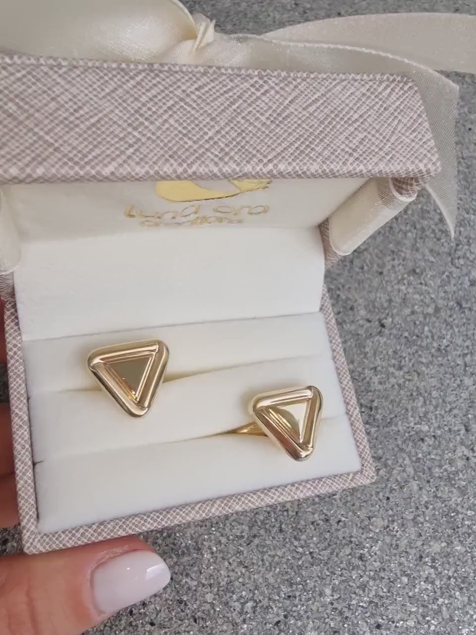 Triangle cufflinks in solid 14K yellow gold.