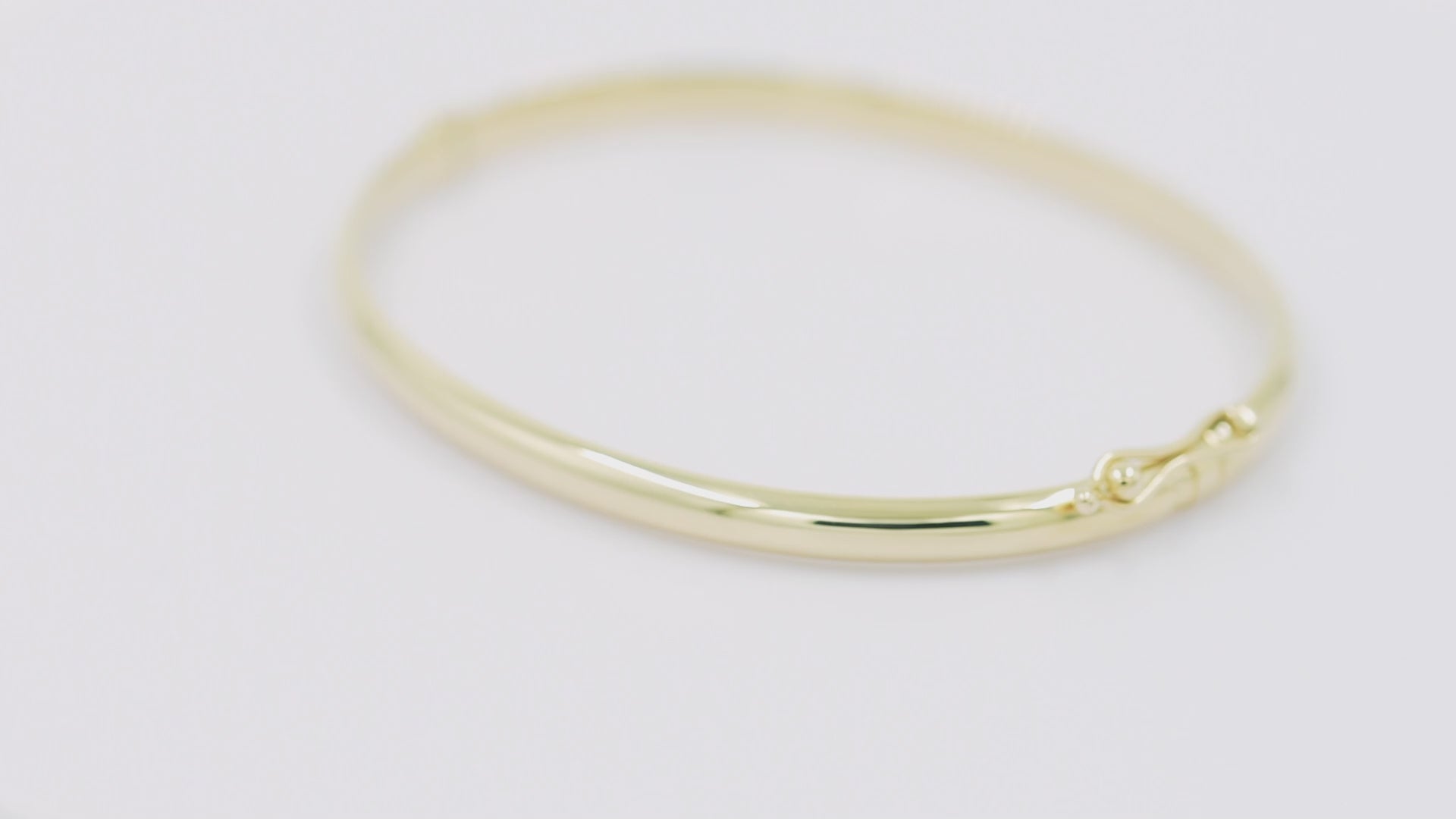 Hinged 4.20mm bangle bracelet in 14k gold for women.