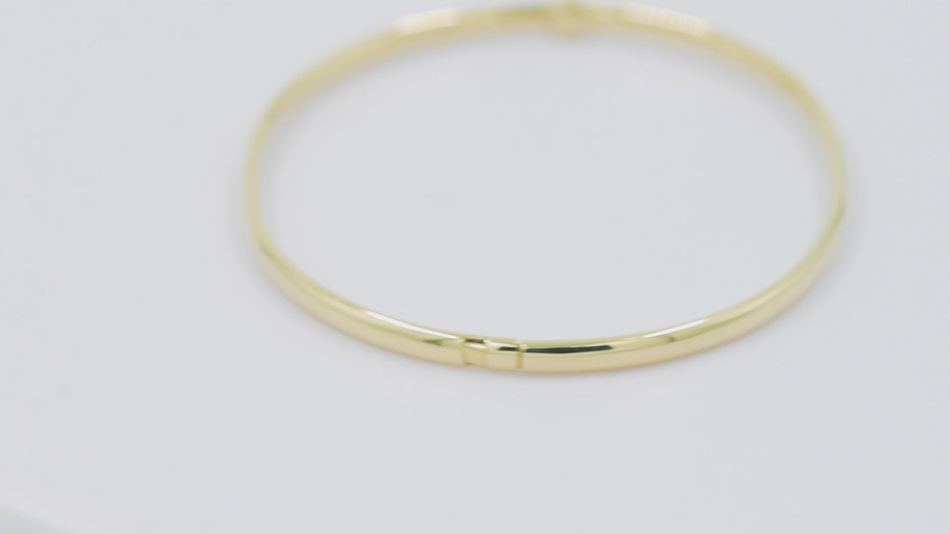 Elegant Women's Bangle Bracelet in 14k Gold