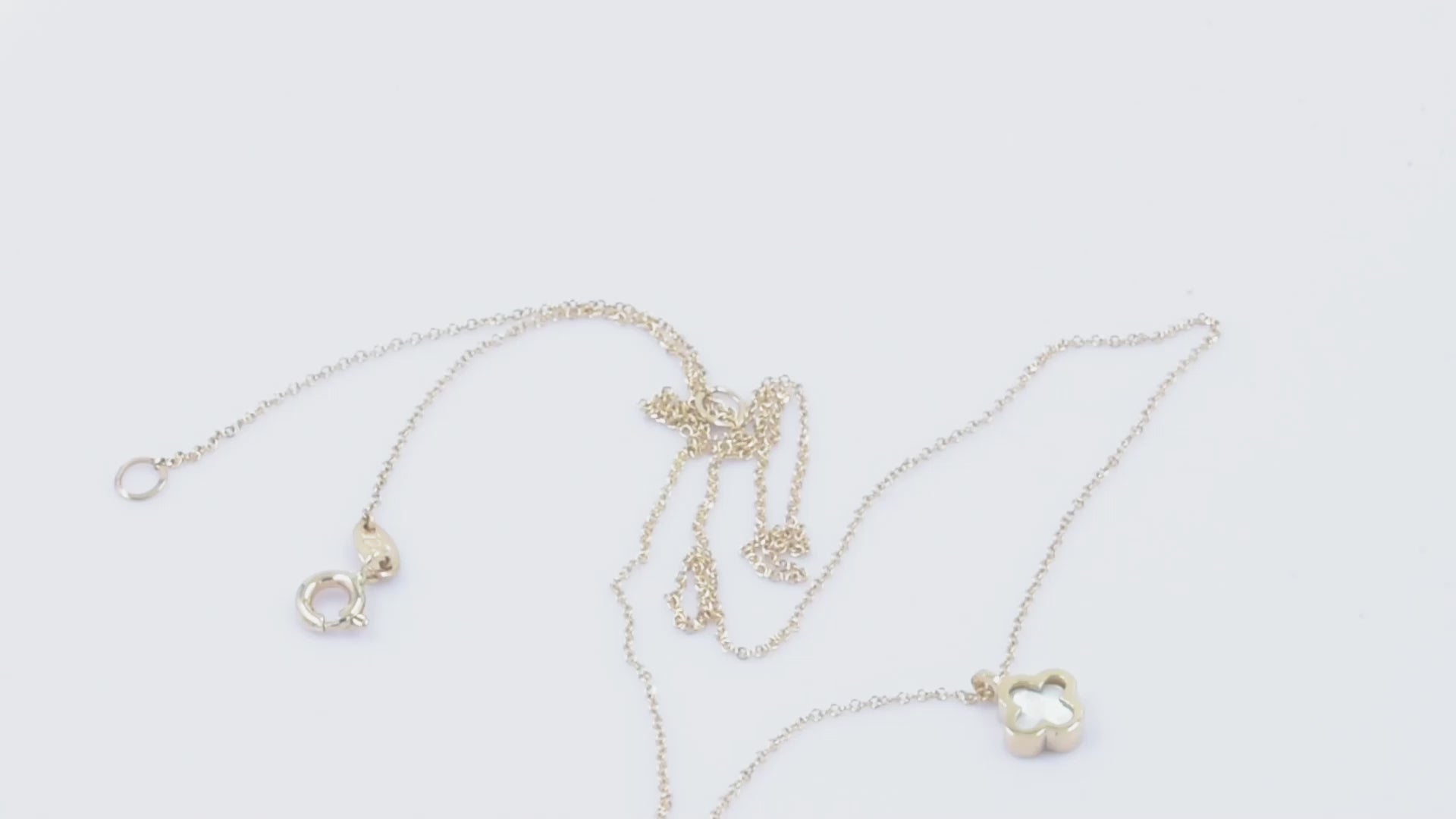 A 14k gold necklace for women, adorned with a clover-shaped mother of pearl motif.