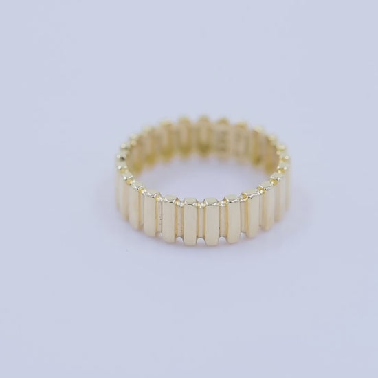 Handcrafted ribbed ring in 14k gold for women.