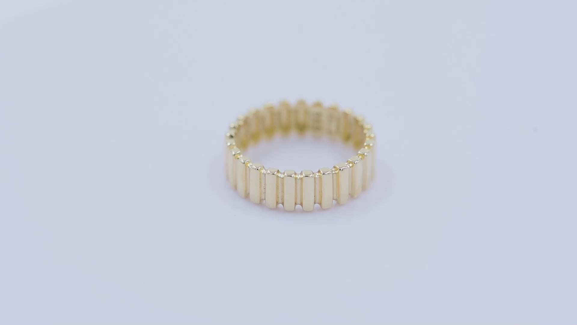 Handcrafted ribbed ring in 14k gold for women.