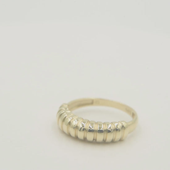 Handcrafted ribbed ring in 14k solid gold for women.