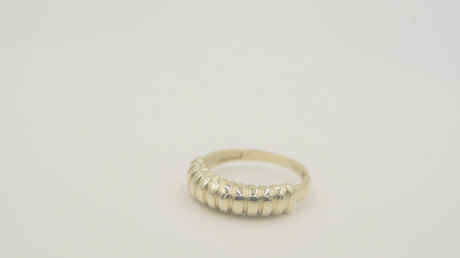 Handcrafted ribbed ring in 14k solid gold for women.