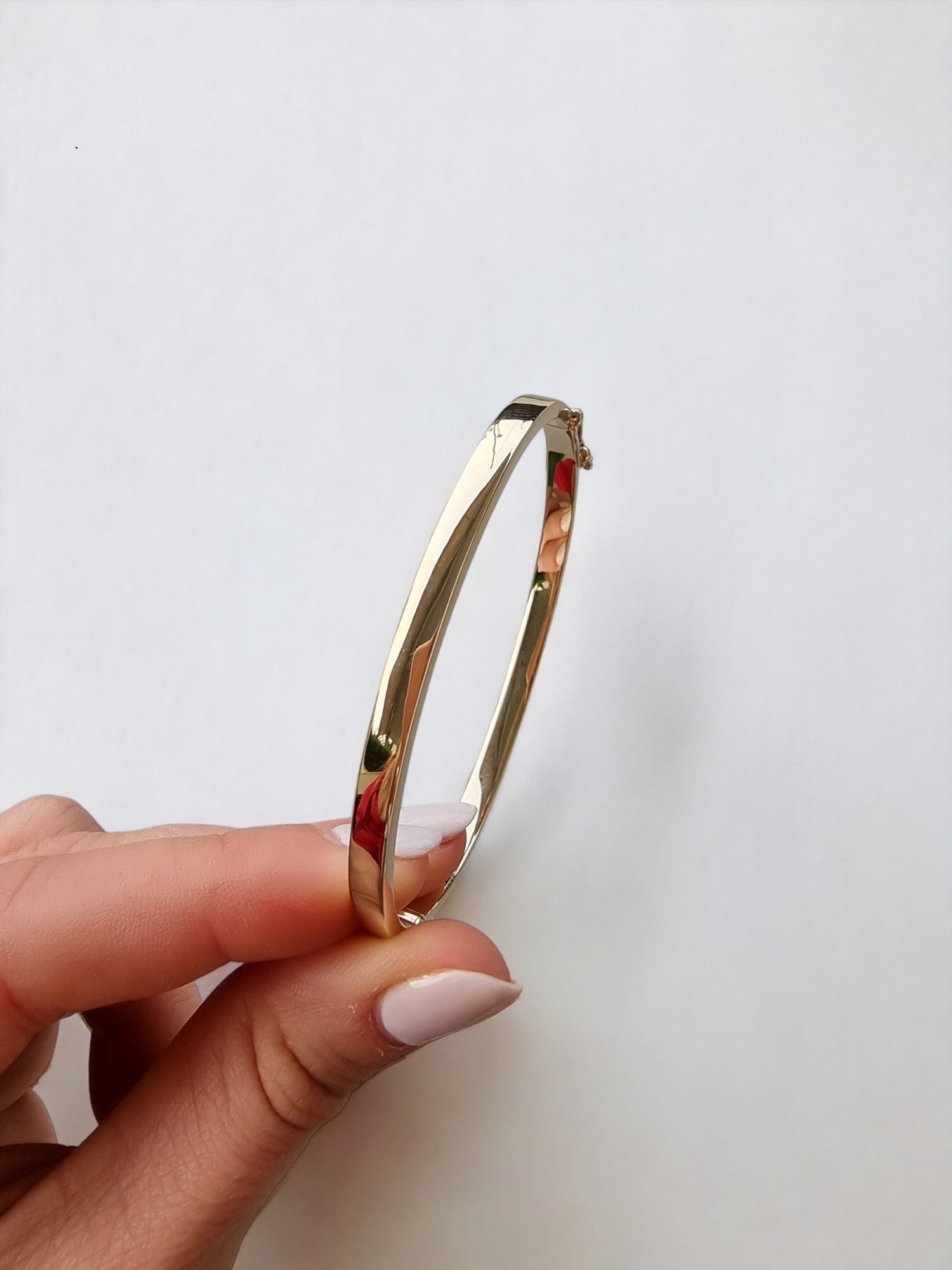 A 4.50mm bangle bracelet crafted in 14k gold.