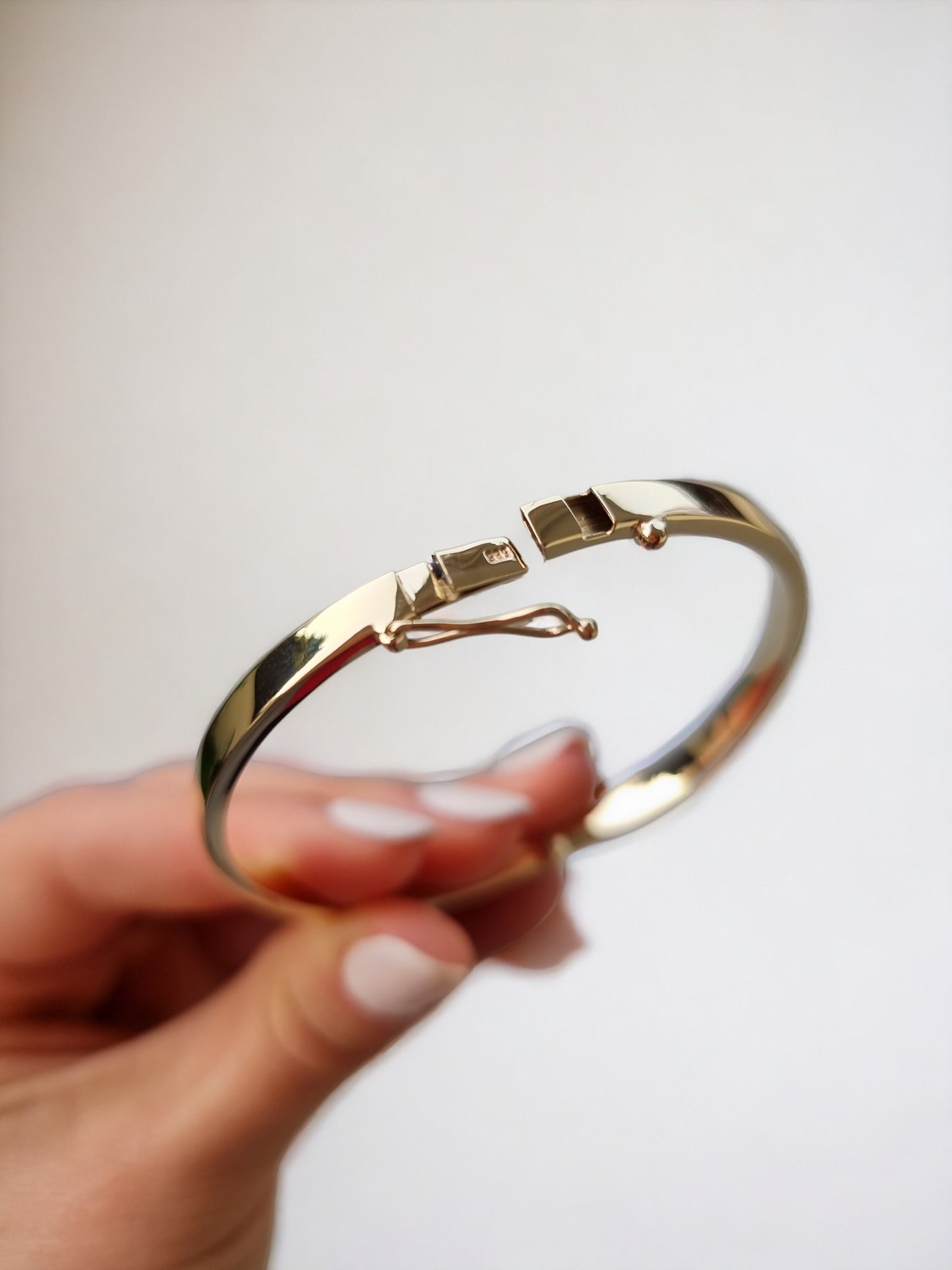 A 4.50mm bangle bracelet crafted in 14k gold.