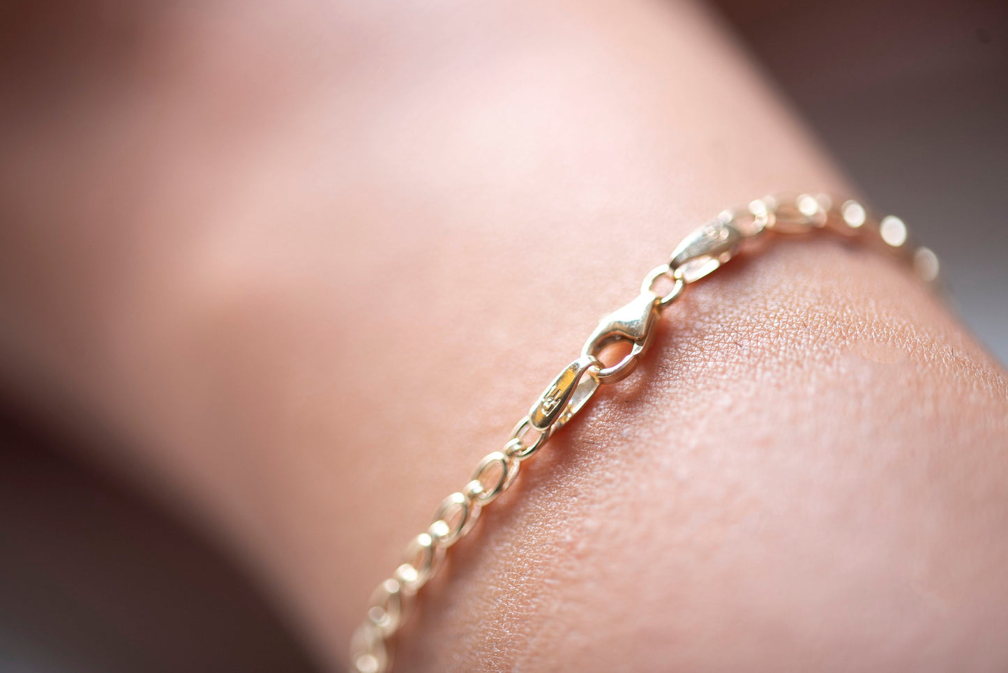 A lobster claw clasp for a bracelet in 14k gold.