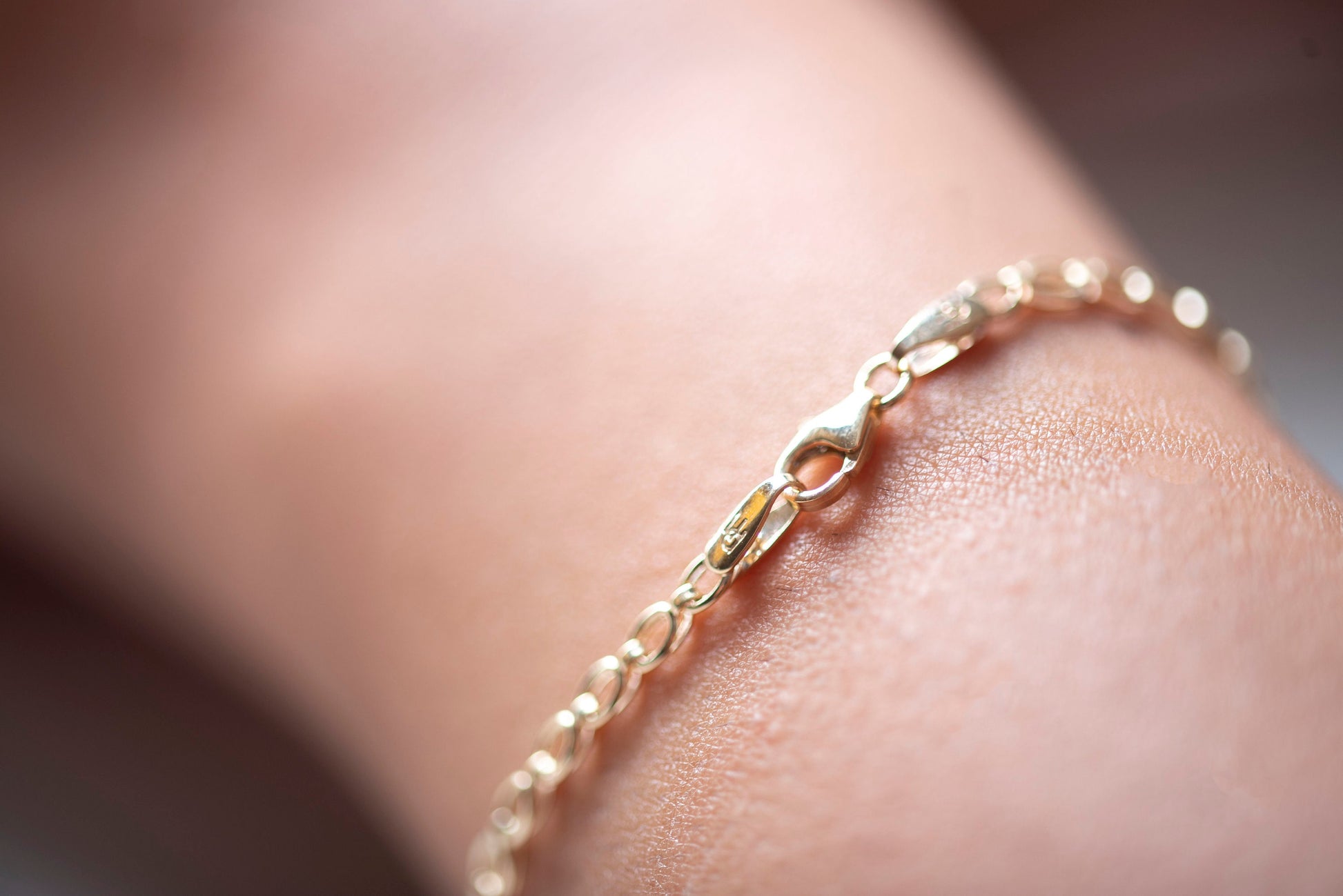 A lobster claw clasp for a bracelet in 14k gold.