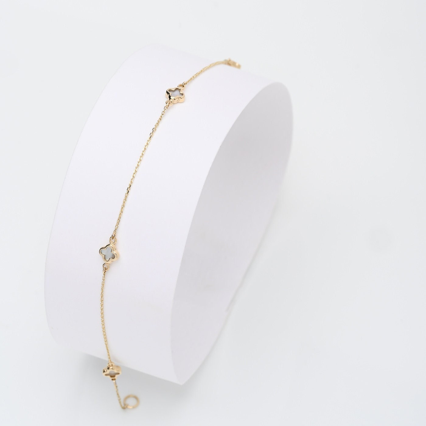 Mother-of-pearl four-leaf clover bracelet featuring four motifs set in 14k solid gold.