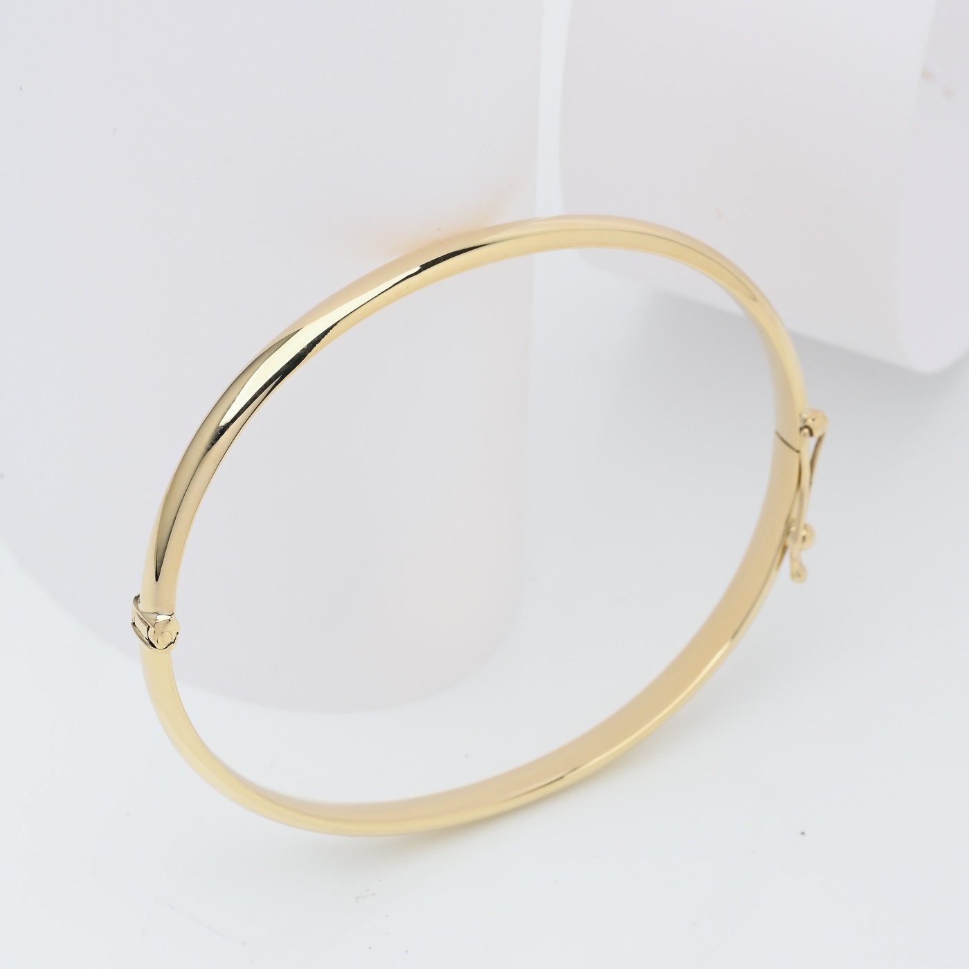 Hinged 4.20mm bangle bracelet in 14k gold for women.