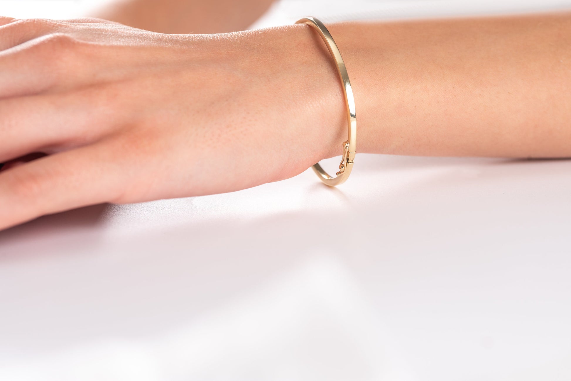 Hinged 4.20mm bangle bracelet in 14k gold for women.