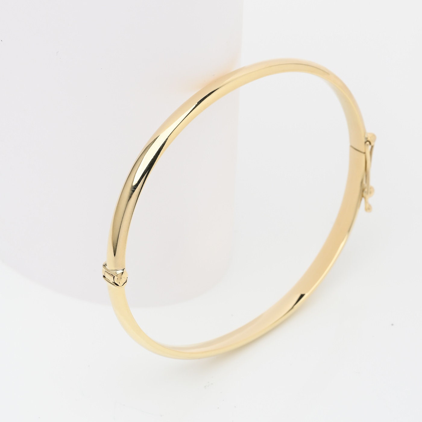 Hinged 4.20mm bangle bracelet in 14k gold for women.