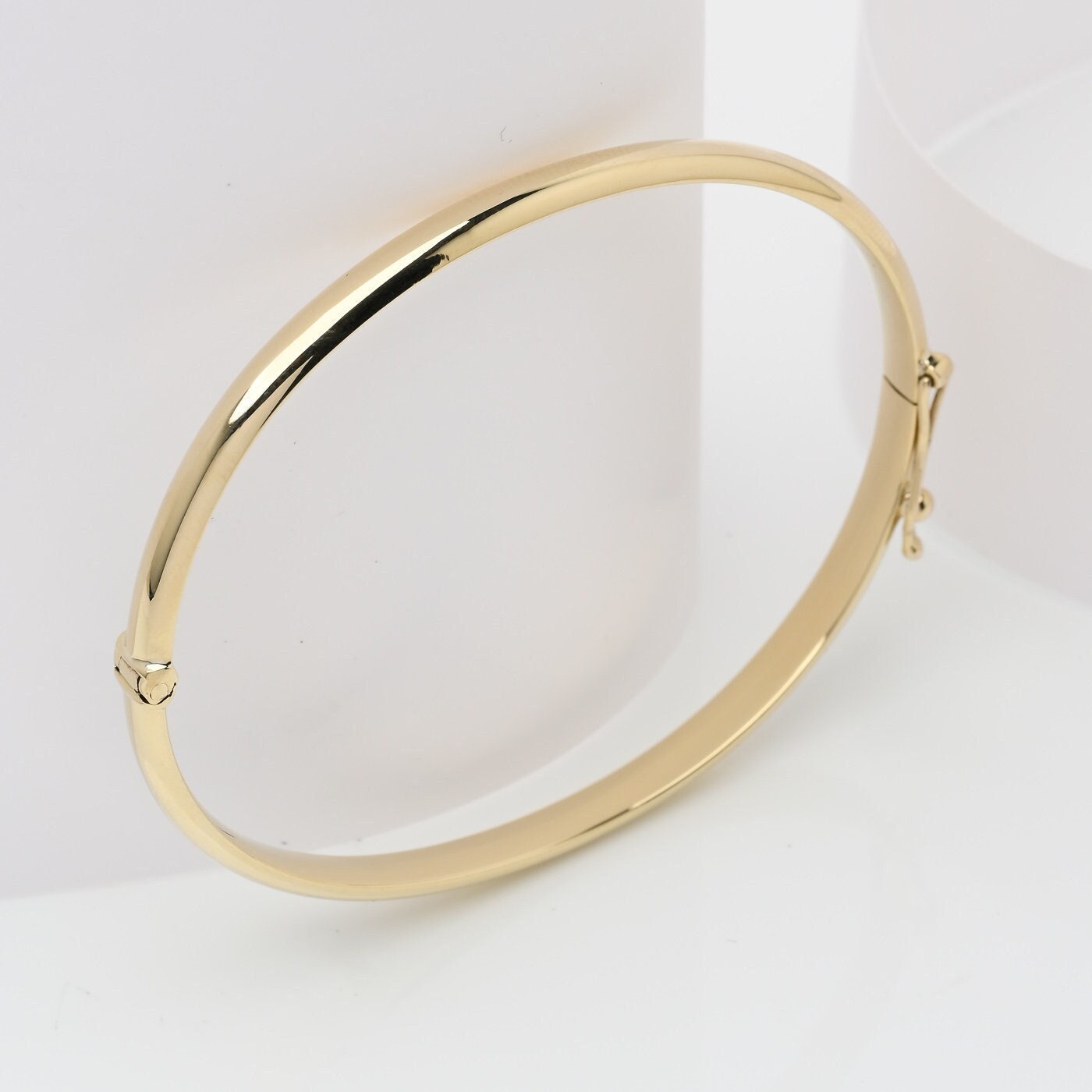 Hinged 4.20mm bangle bracelet in 14k gold for women.