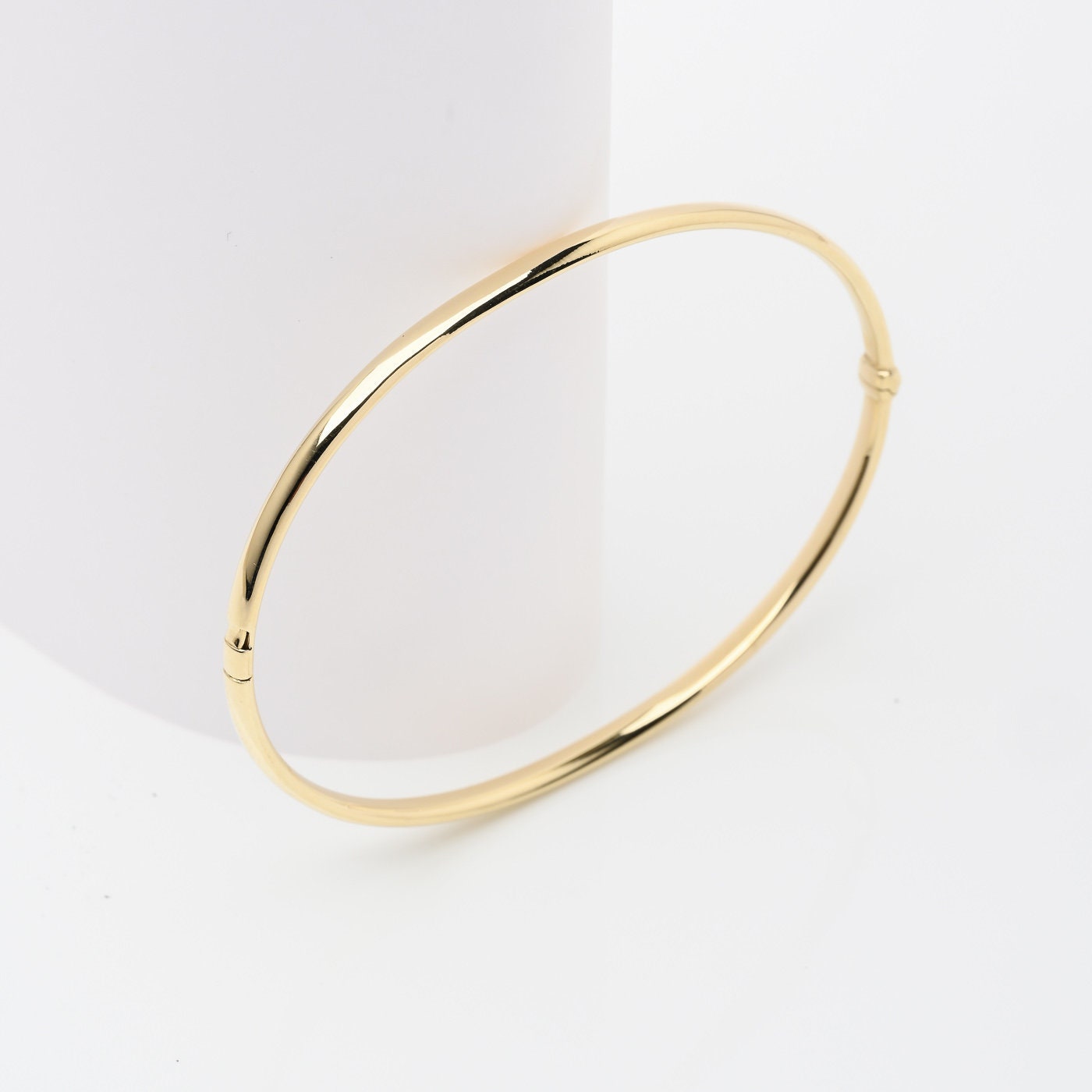 Elegant Women's Bangle Bracelet in 14k Gold