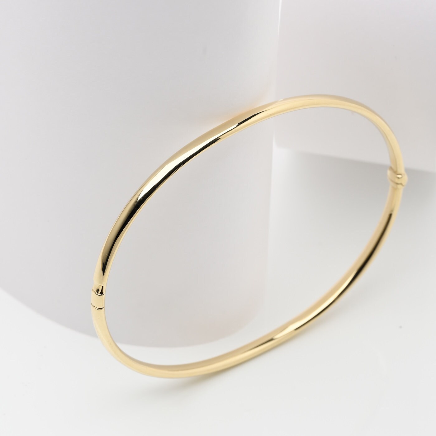 Elegant Women's Bangle Bracelet in 14k Gold