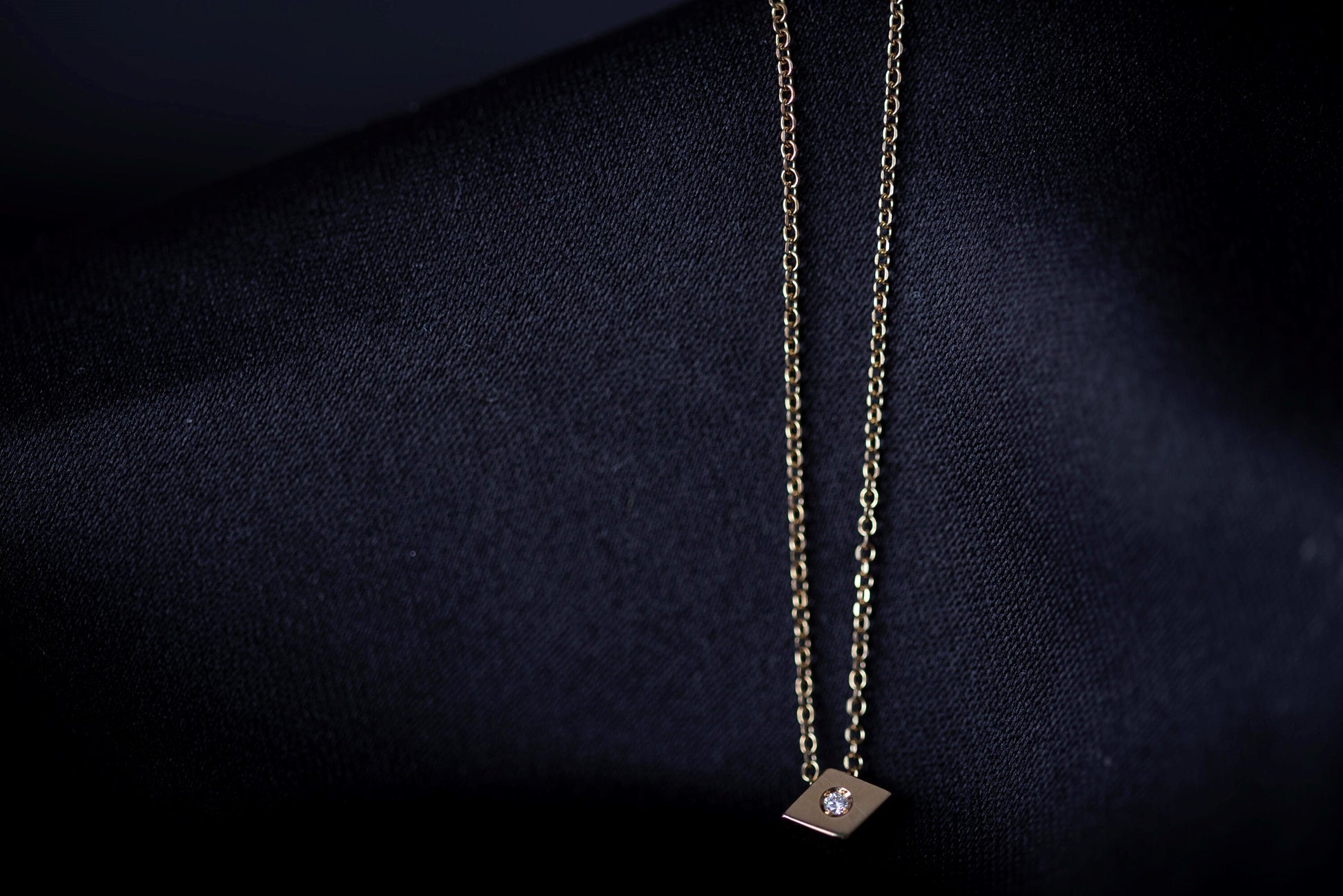 rhombus diamond necklace in 18k gold