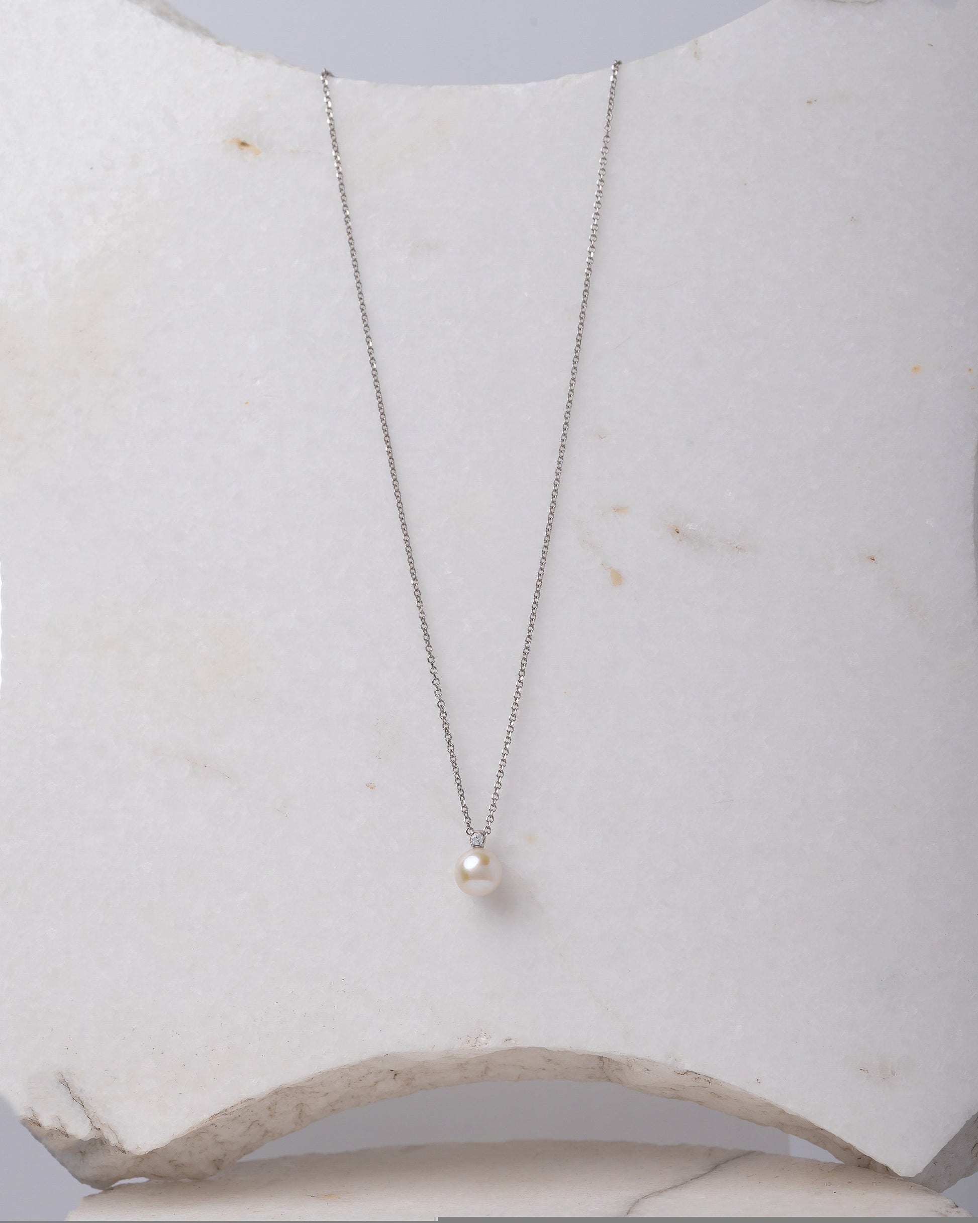 A diamond pearl necklace in 14k white gold for women.