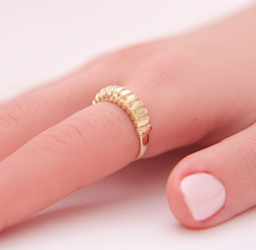 Handcrafted ribbed ring in 14k solid gold for women.