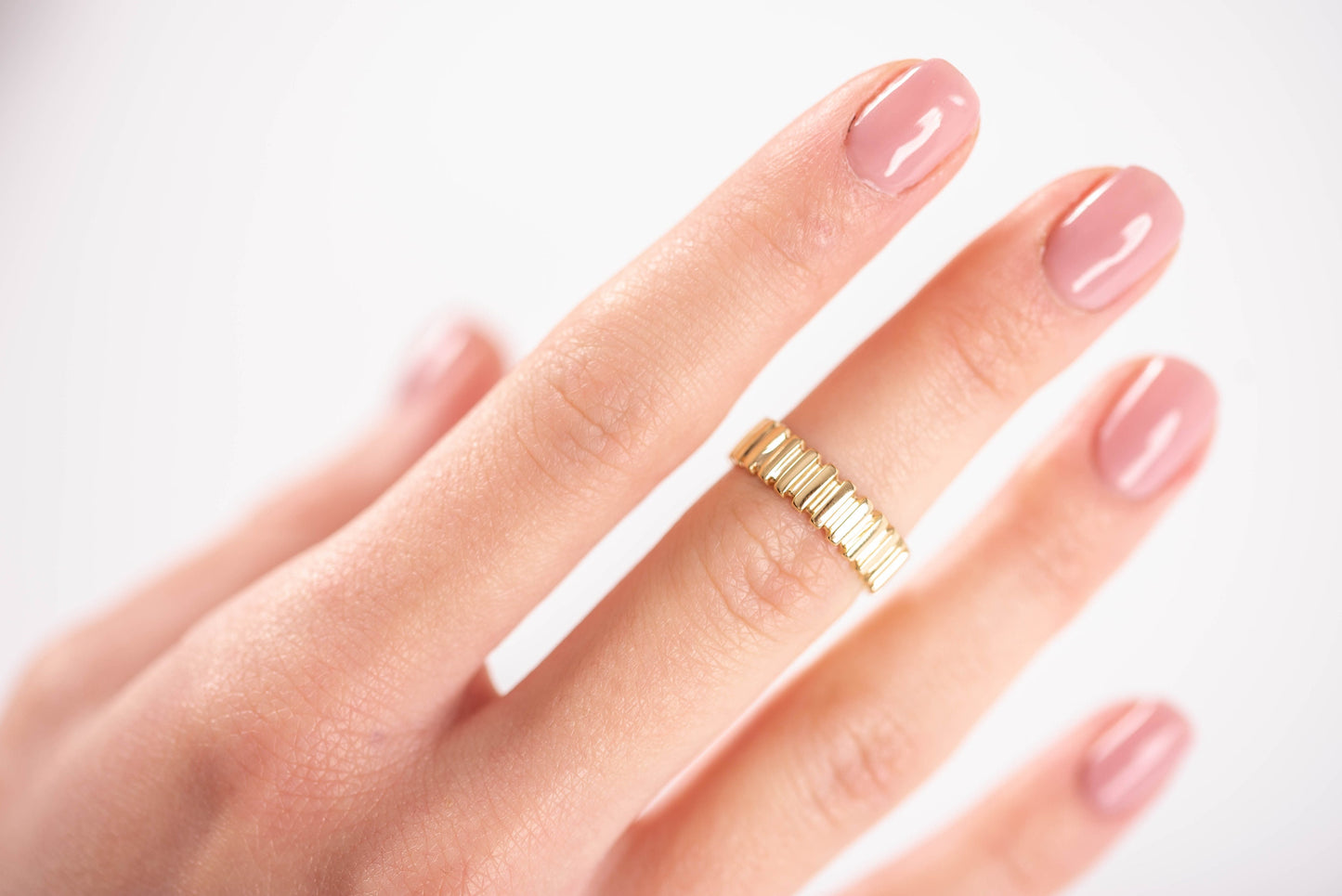 Handcrafted ribbed ring in 14k gold for women.