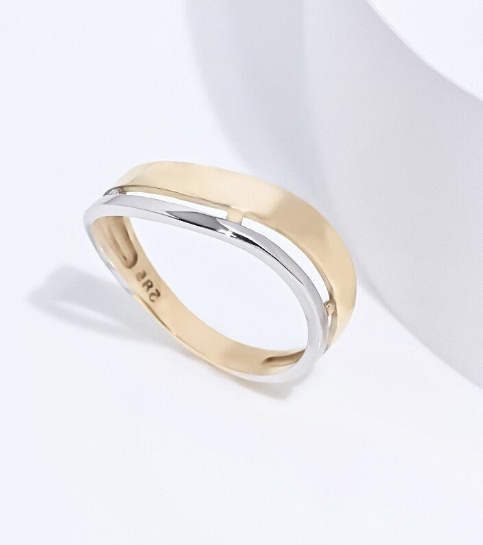 Asymmetric two-tone ring in 14k gold for women.