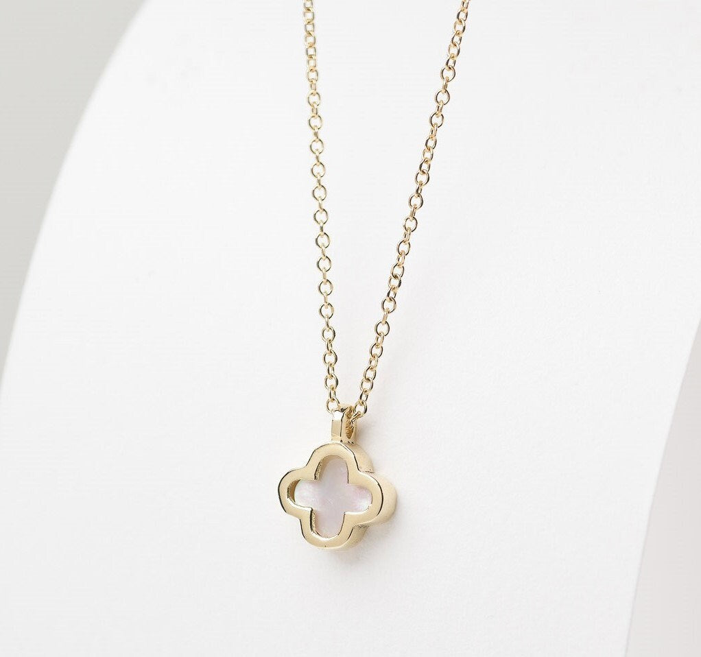 A 14k gold necklace for women, adorned with a clover-shaped mother of pearl motif.