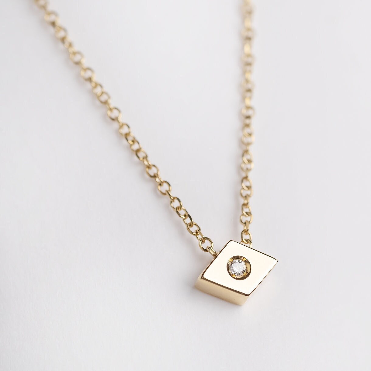 rhombus diamond necklace in 18k gold