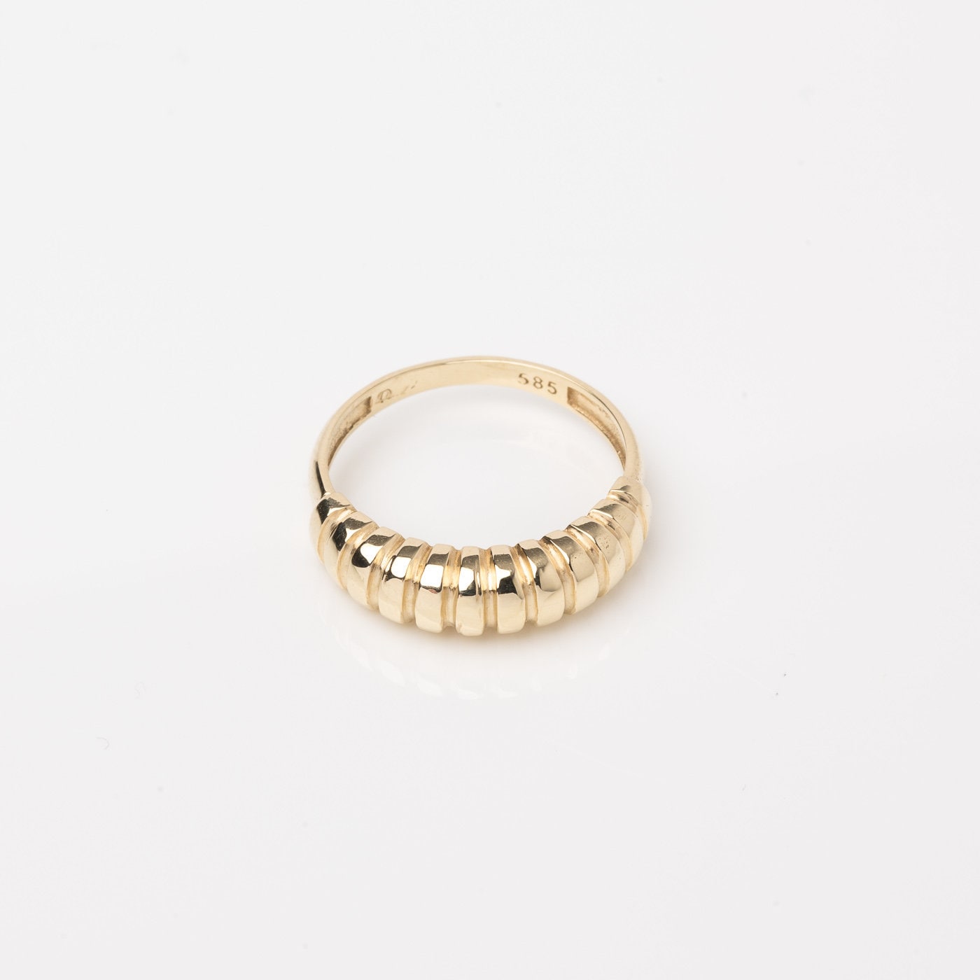 Handcrafted ribbed ring in 14k solid gold for women.