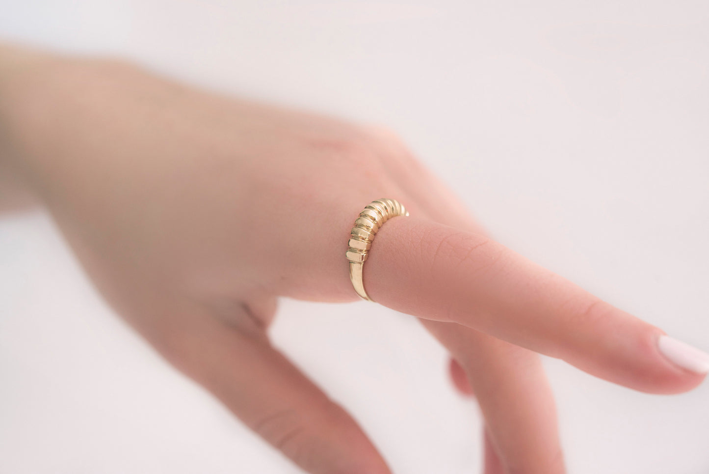 Handcrafted ribbed ring in 14k solid gold for women.