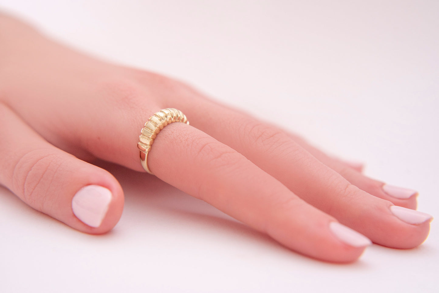 Handcrafted ribbed ring in 14k solid gold for women.