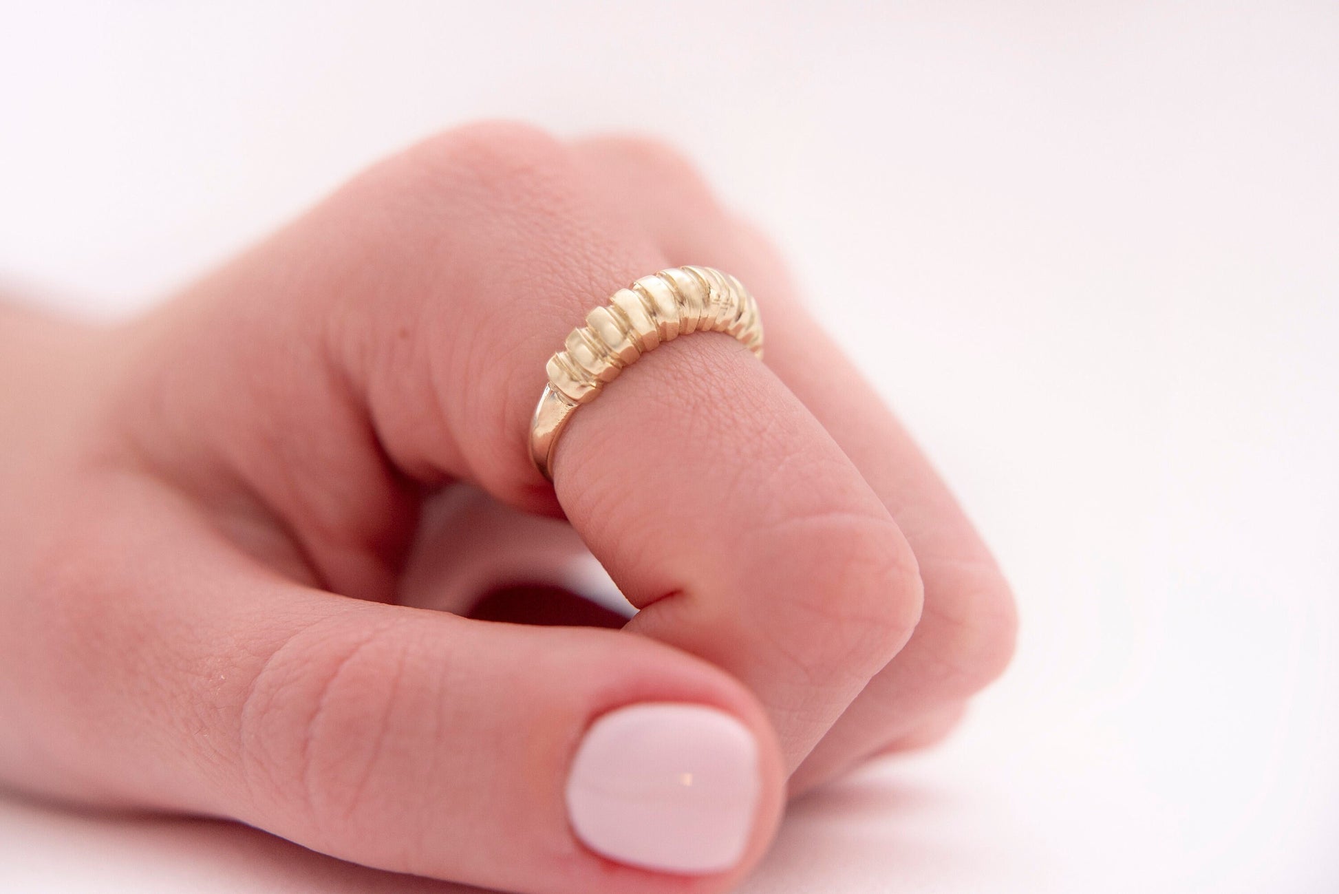 Handcrafted ribbed ring in 14k solid gold for women.