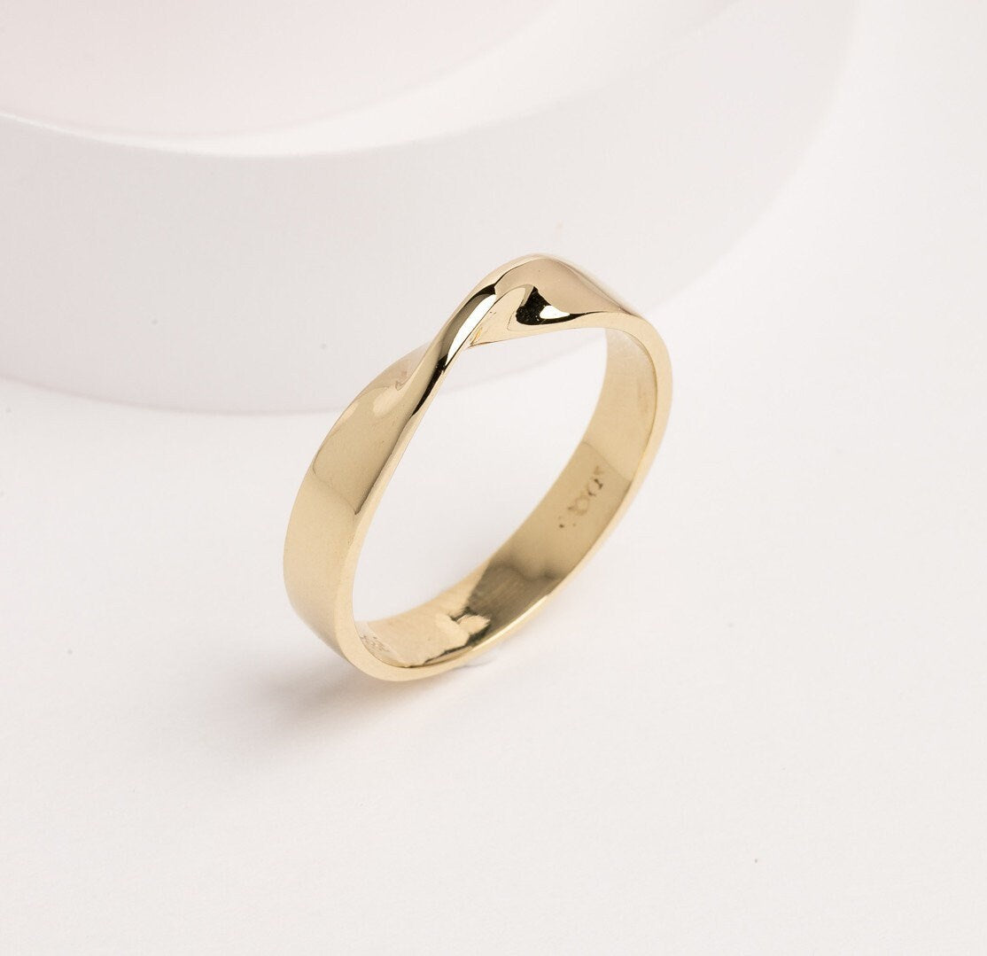 Handcrafted 18K solid gold Möbius ring for women.