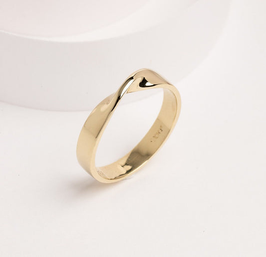 Handcrafted 18K solid gold Möbius ring for women.