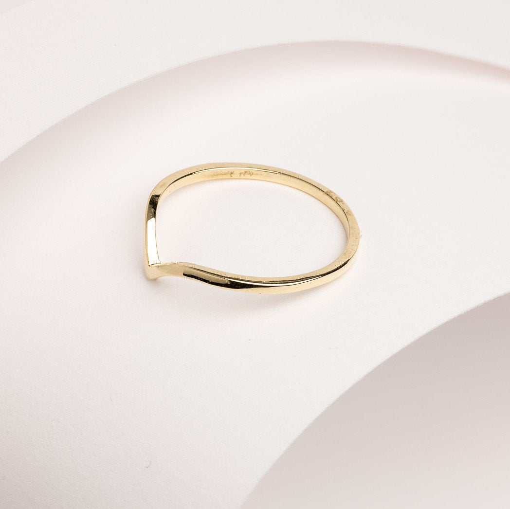 Slim chevron ring in 14k gold for women.