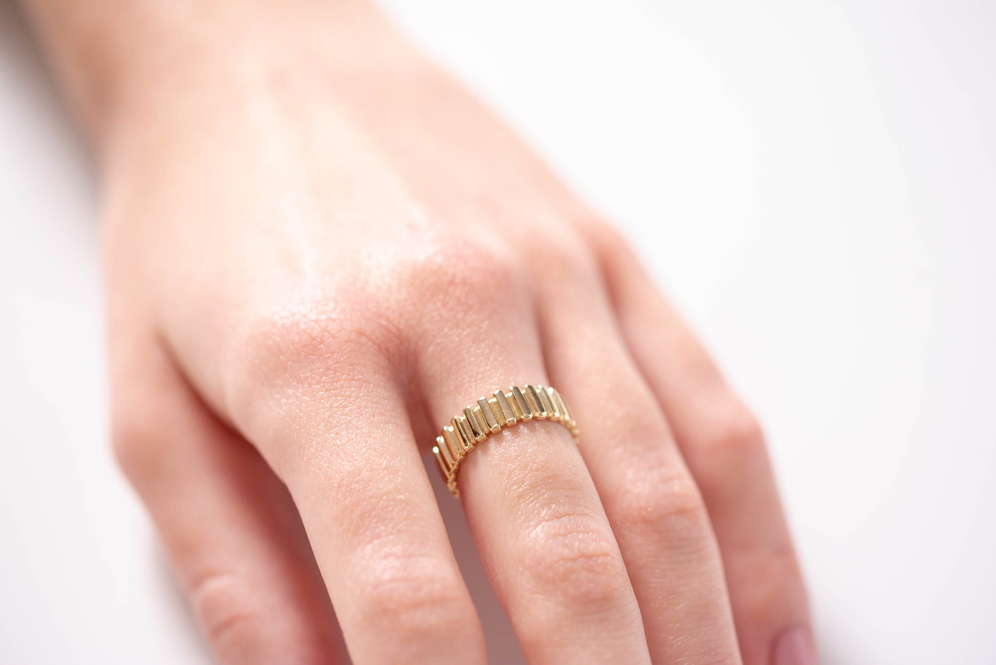 Handcrafted ribbed ring in 14k gold for women.