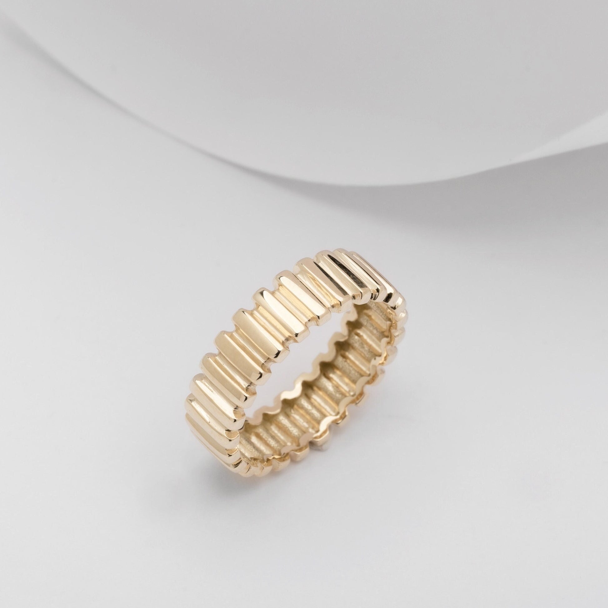 Handcrafted ribbed ring in 14k gold for women.