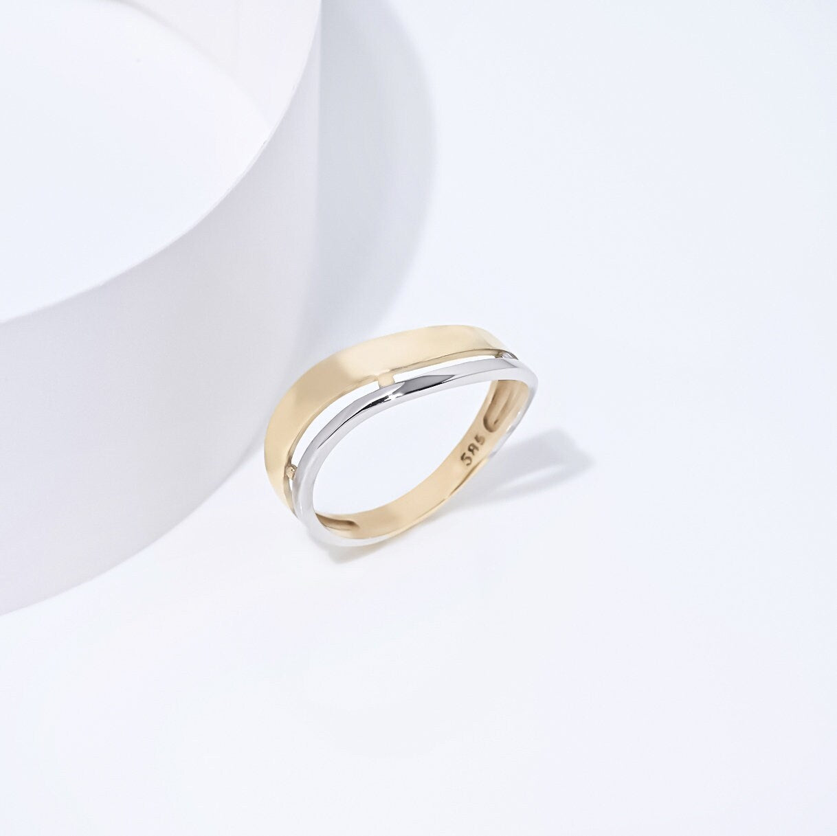 Asymmetric two-tone ring in 14k gold for women.